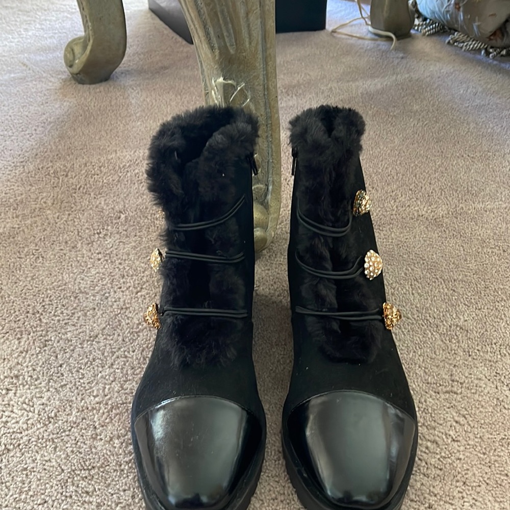 Stylish faux fur ankle boots 🥾